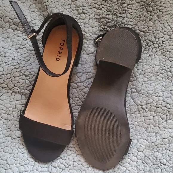 Elegant Torrid 10 WIDE Black Sueded Women's Sandals NWOT - Picture 6 of 13